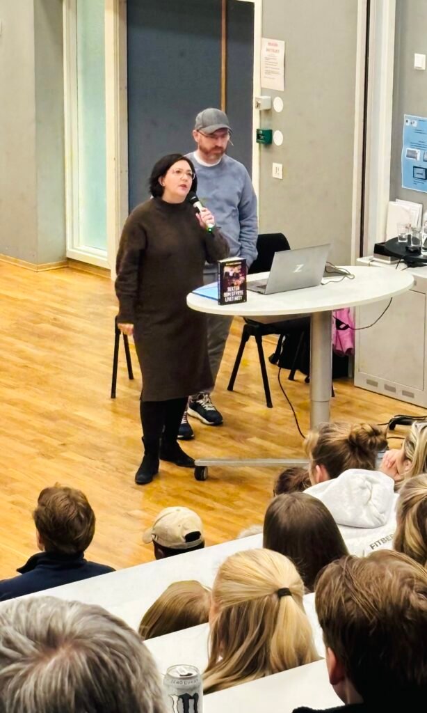 Katarina og Kim under foredrag på Knarvik videregående skole i 2026