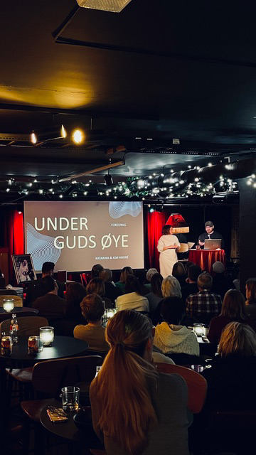 Katarina og Kim på scenen foran publikum i Drammen