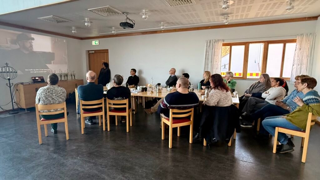 Katarina og Kim i samtale med prester i Bergen