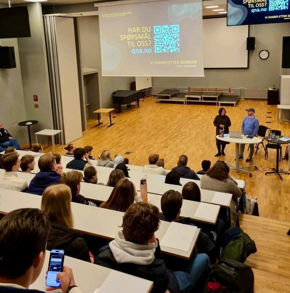 Katarina og Kim holder foredrag på Knarvik videregående skole med publikum i salen