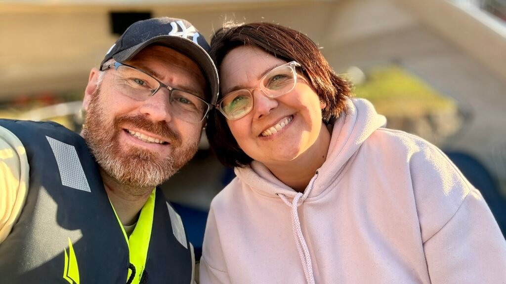 Selfie av Katarina og Kim i båt